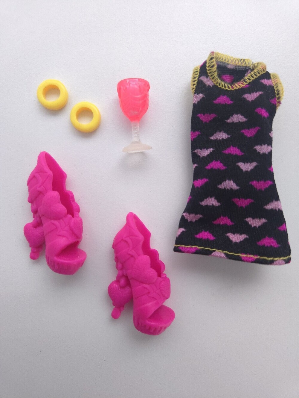 Monster High Creepateria Draculaura Replacement Clothes and Accessories